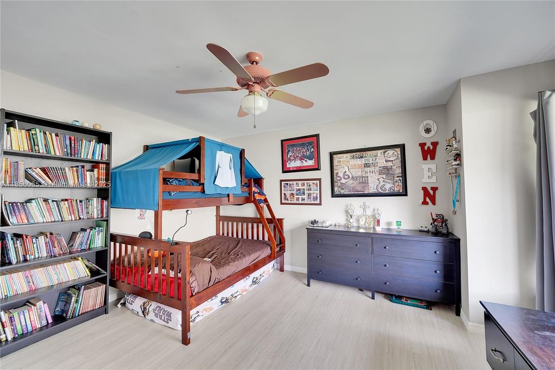 Недавно продано: $1,175,000 (4 спален, 3 ванн, 3358 Квадратных фут)