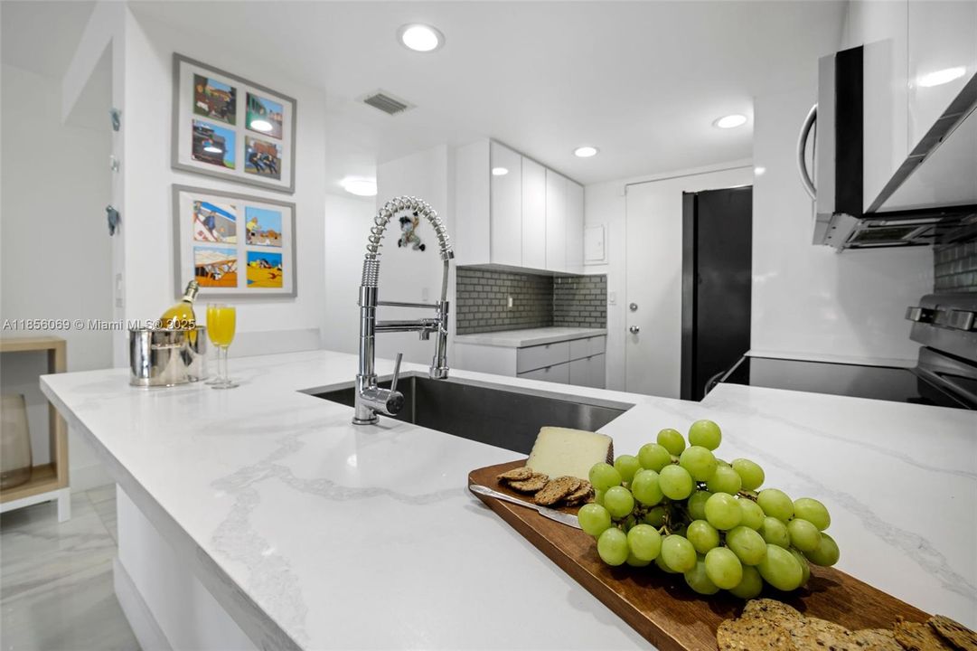 待售: $520,000 (1 贝兹, 1 浴室, 784 平方英尺)