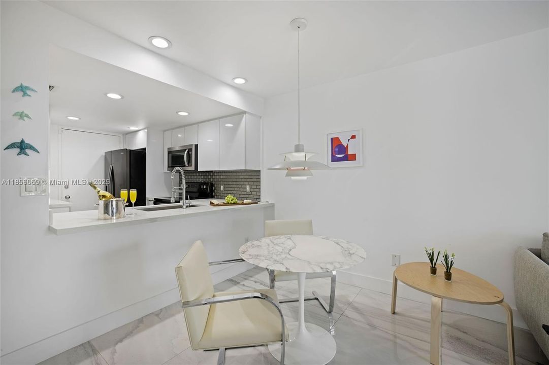 待售: $520,000 (1 贝兹, 1 浴室, 784 平方英尺)