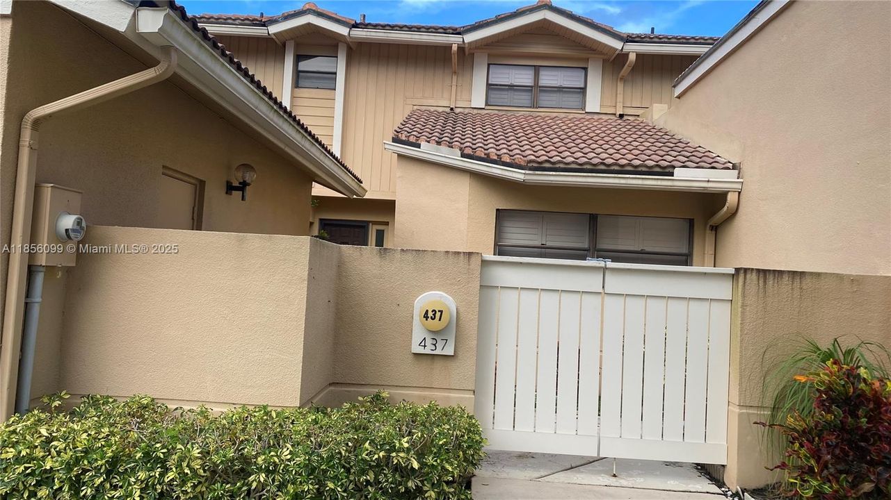 Recently Rented: $7,800 (3 beds, 2 baths, 1850 Square Feet)