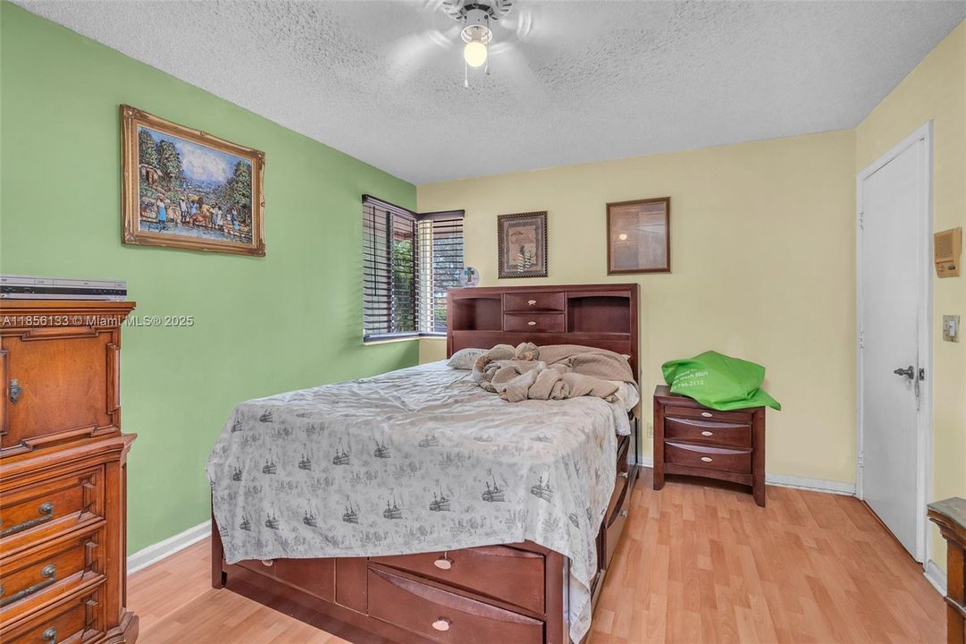 For Sale: $1,100,000 (5 beds, 3 baths, 2950 Square Feet)