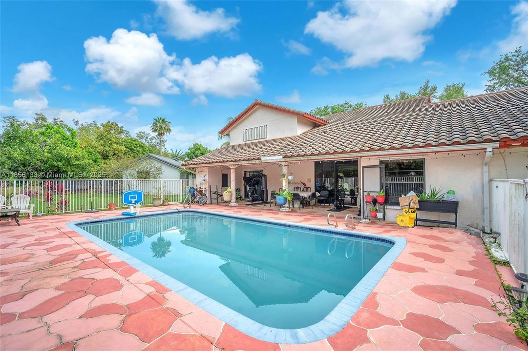 For Sale: $1,100,000 (5 beds, 3 baths, 2950 Square Feet)