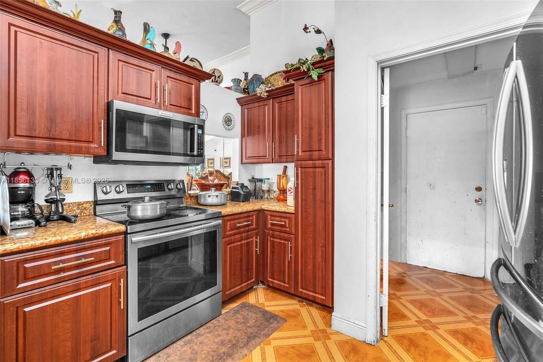 For Sale: $1,100,000 (5 beds, 3 baths, 2950 Square Feet)