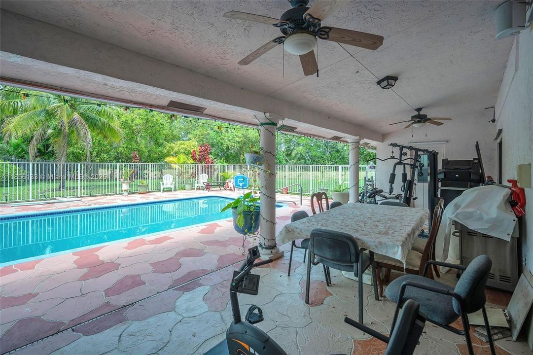 For Sale: $1,100,000 (5 beds, 3 baths, 2950 Square Feet)