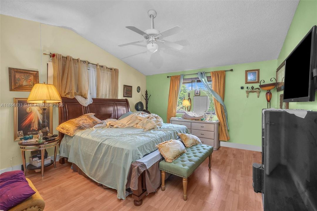 For Sale: $1,100,000 (5 beds, 3 baths, 2950 Square Feet)