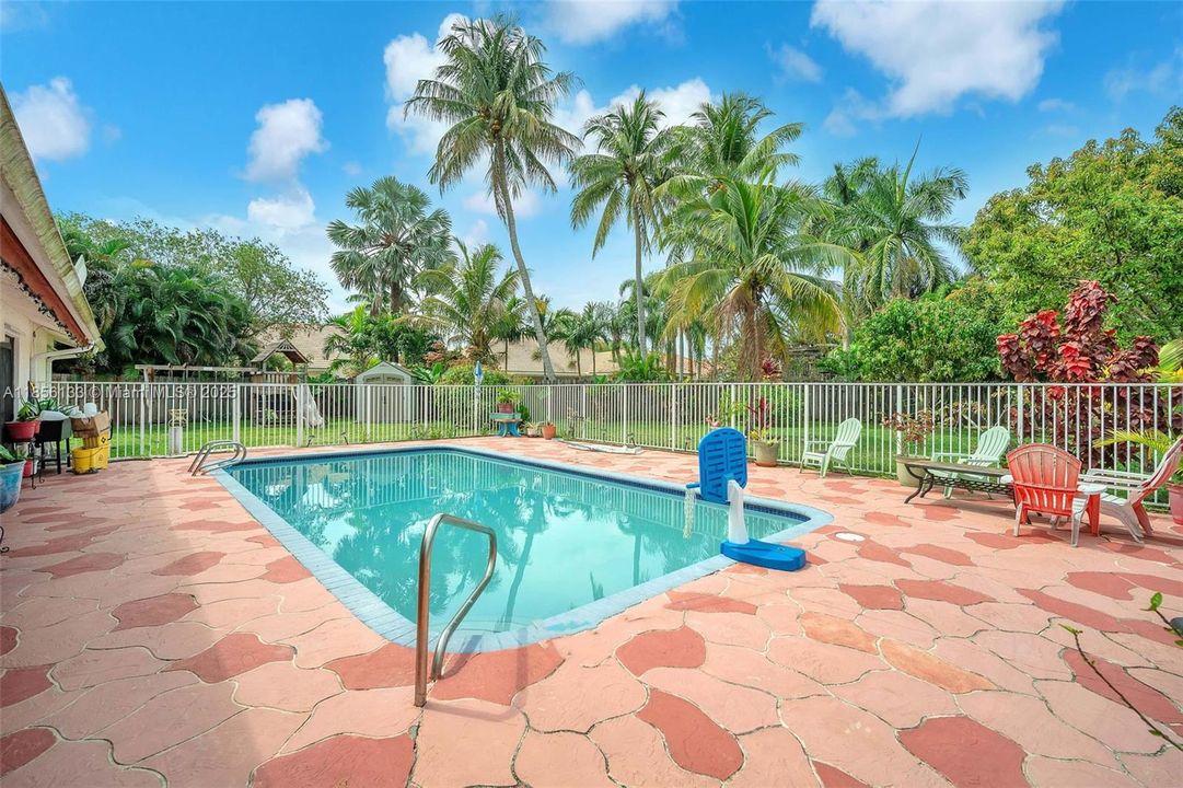 For Sale: $1,100,000 (5 beds, 3 baths, 2950 Square Feet)