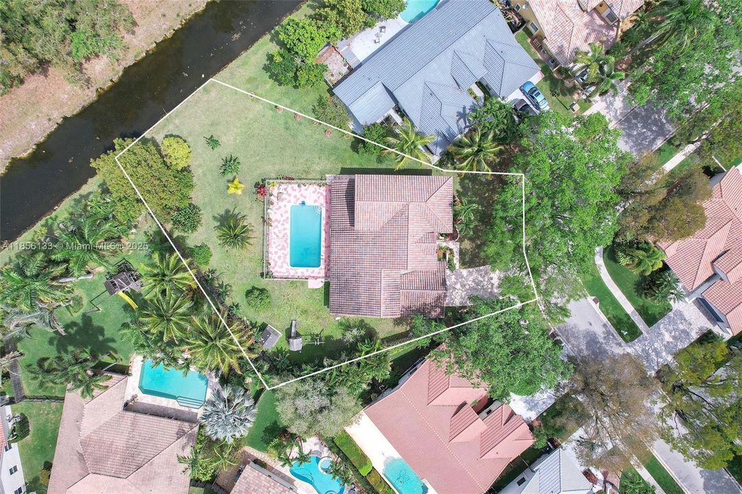 For Sale: $1,100,000 (5 beds, 3 baths, 2950 Square Feet)