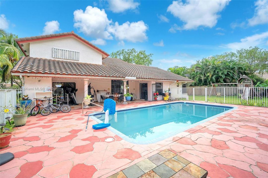 For Sale: $1,100,000 (5 beds, 3 baths, 2950 Square Feet)