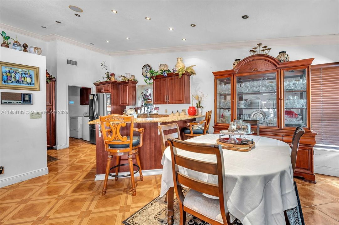 For Sale: $1,100,000 (5 beds, 3 baths, 2950 Square Feet)