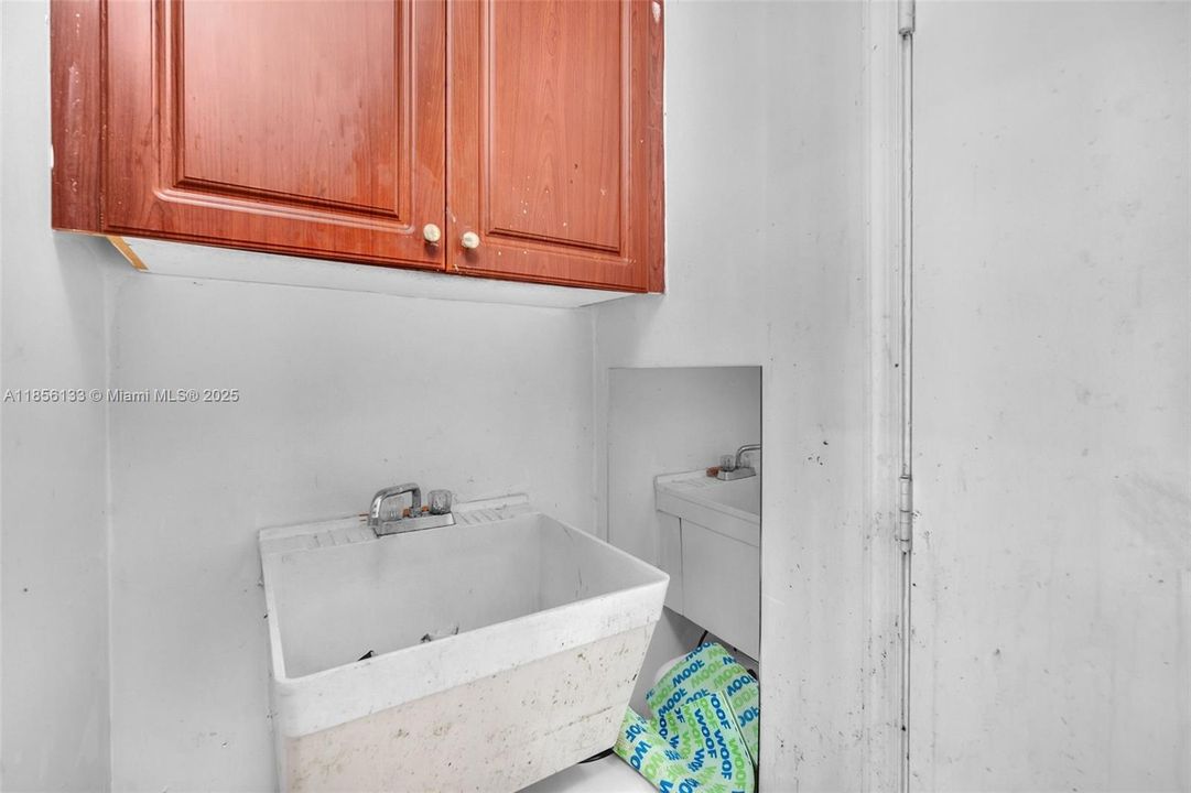 For Sale: $1,100,000 (5 beds, 3 baths, 2950 Square Feet)