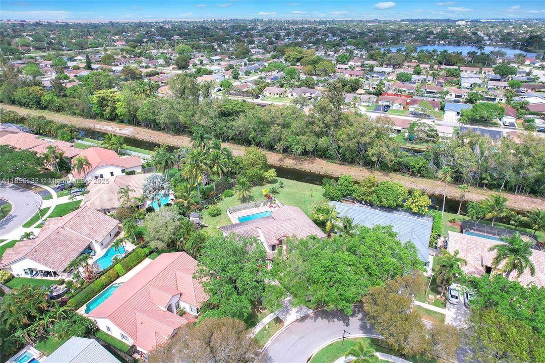 For Sale: $1,100,000 (5 beds, 3 baths, 2950 Square Feet)