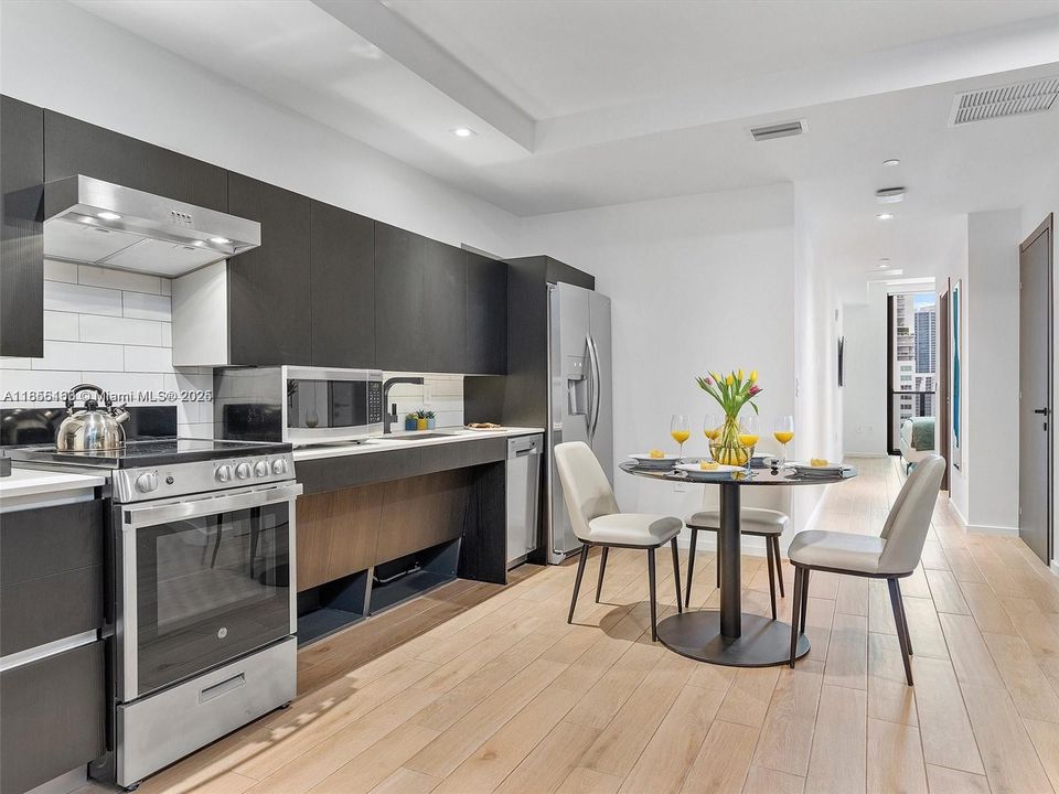 For Sale: $785,000 (1 beds, 1 baths, 579 Square Feet)