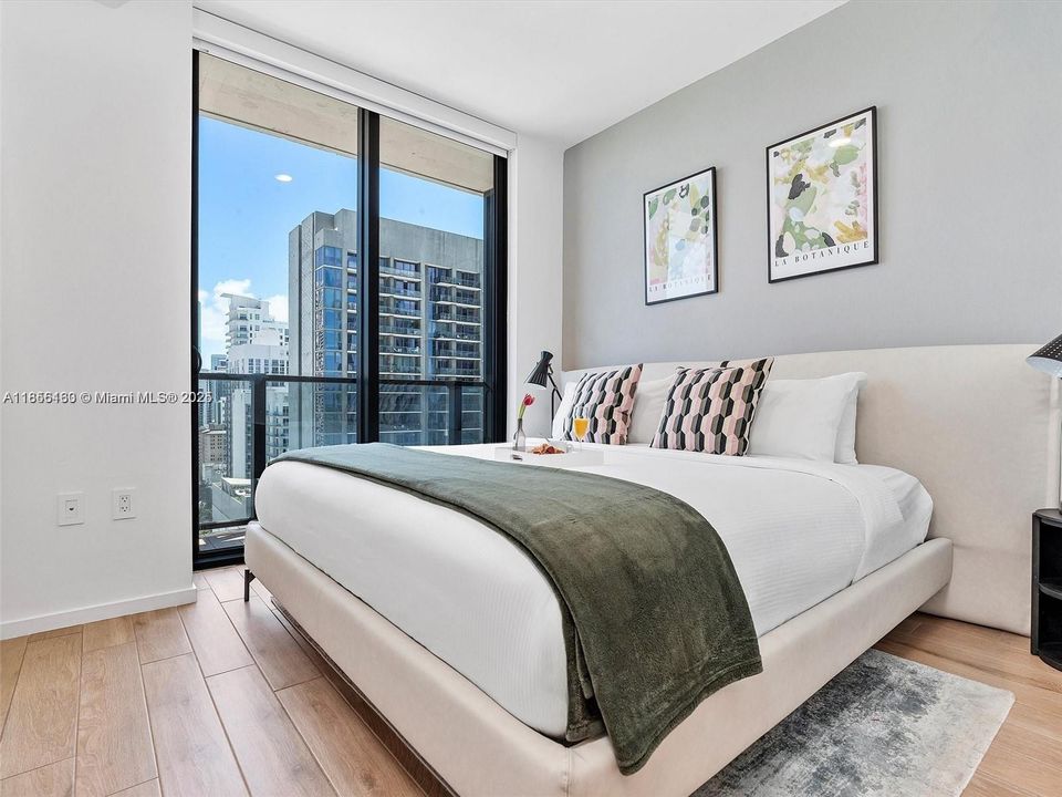 For Sale: $785,000 (1 beds, 1 baths, 579 Square Feet)
