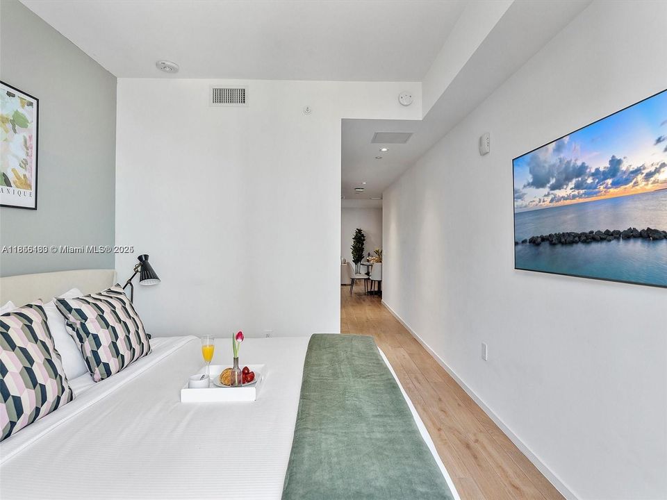 For Sale: $785,000 (1 beds, 1 baths, 579 Square Feet)