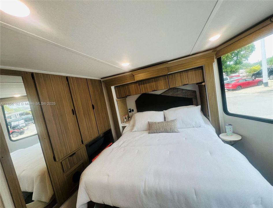 Master bedroom-King size mattress