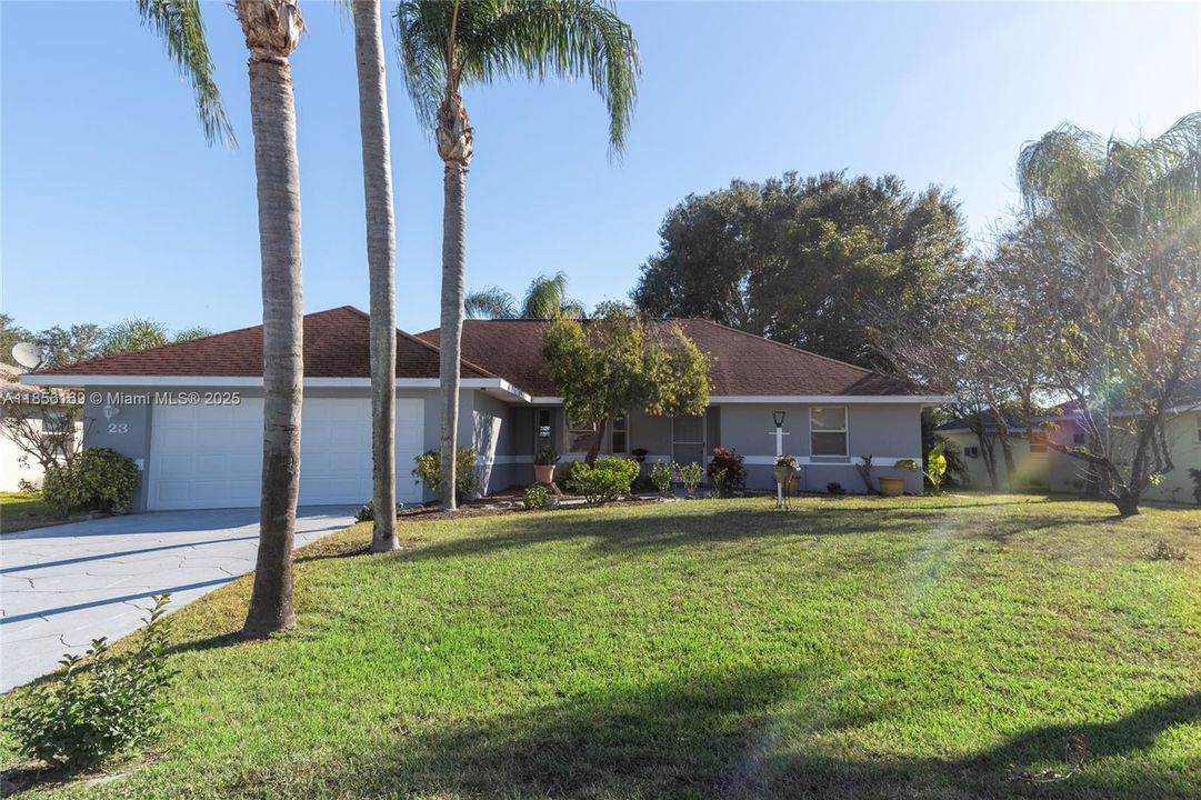 Corner bedroom overlooking the lake