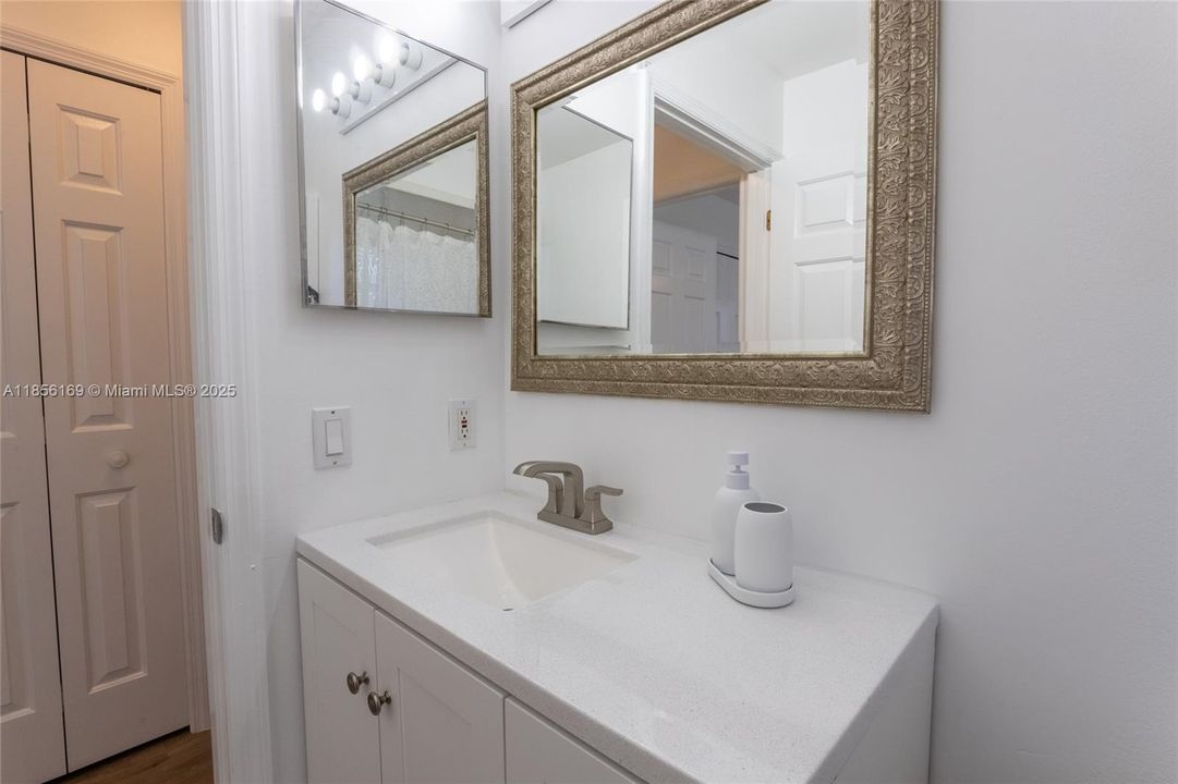 Guest bathroom shard by both guest bedrooms