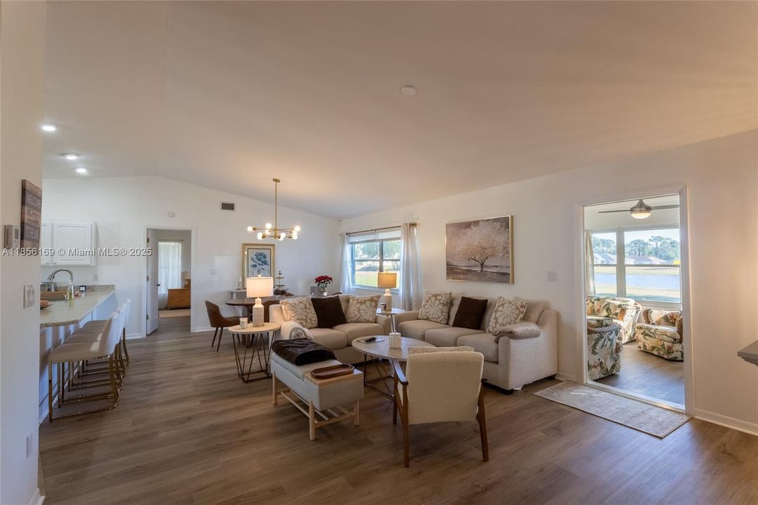 最近售出: $349,000 (3 贝兹, 2 浴室, 1694 平方英尺)