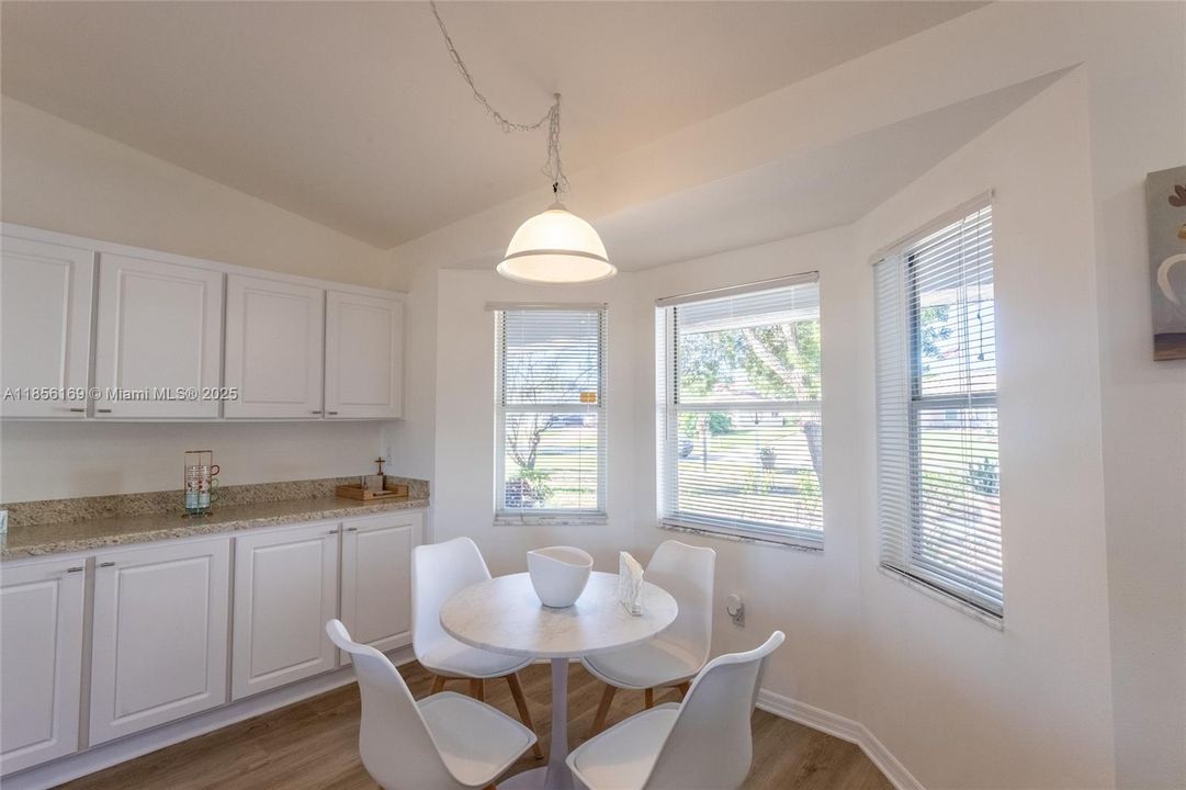 最近售出: $349,000 (3 贝兹, 2 浴室, 1694 平方英尺)