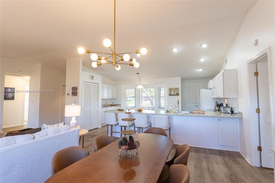 最近售出: $349,000 (3 贝兹, 2 浴室, 1694 平方英尺)