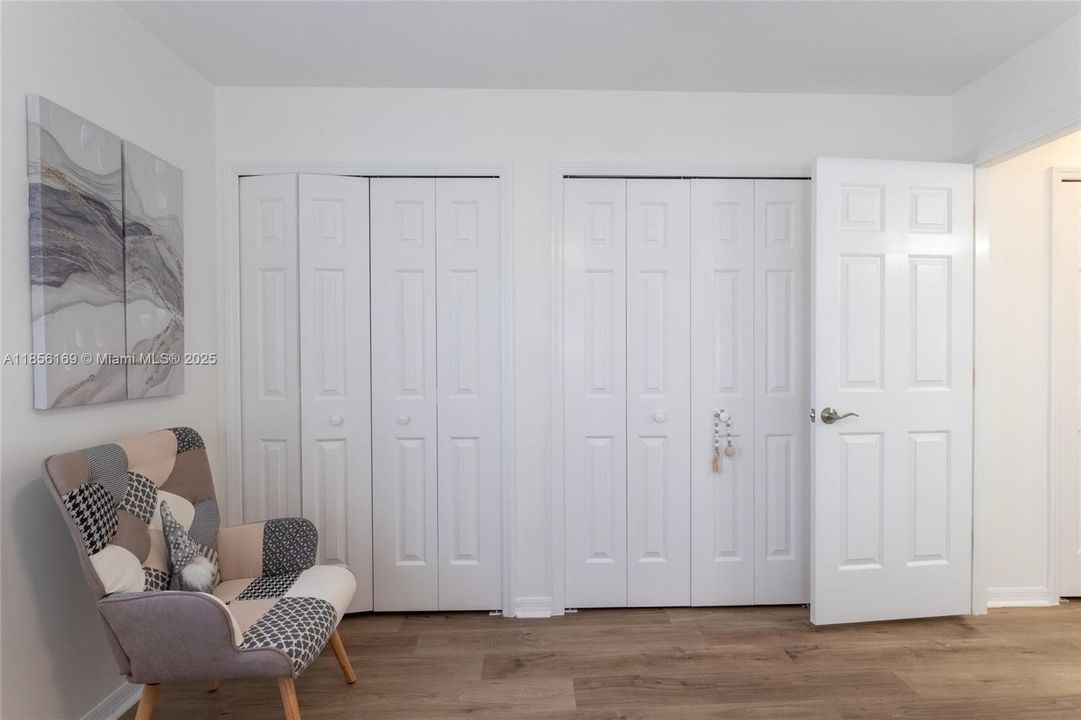 Corner guest bedroom overlooking at the front yard