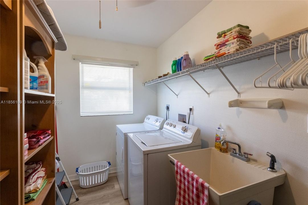 最近售出: $349,000 (3 贝兹, 2 浴室, 1694 平方英尺)