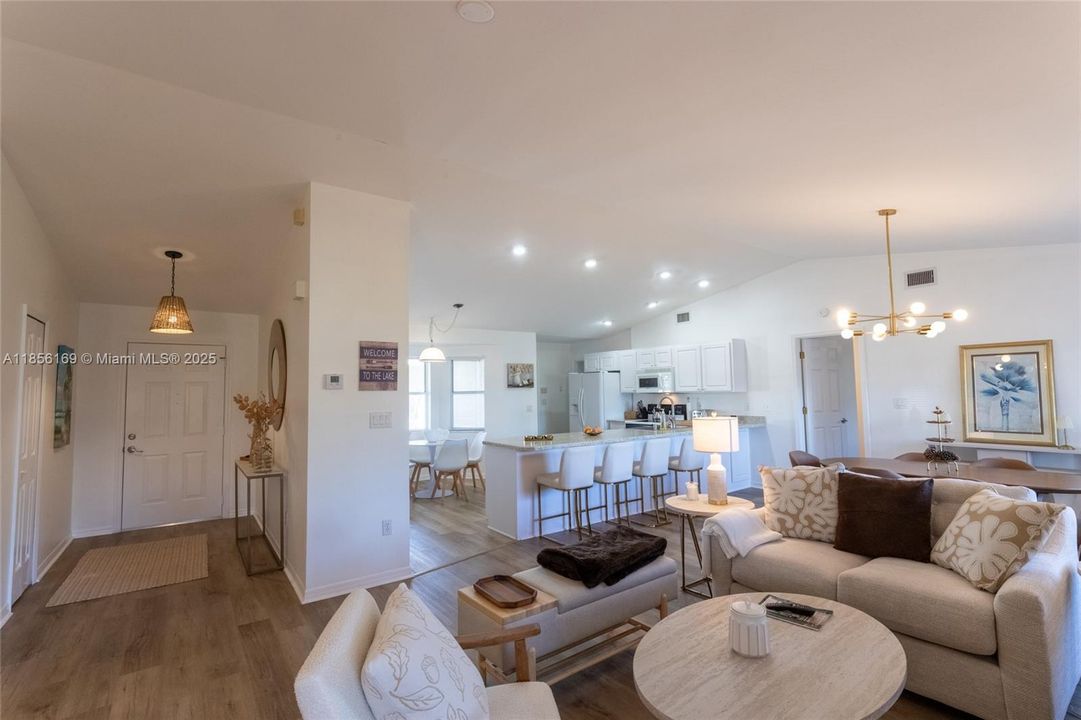 最近售出: $349,000 (3 贝兹, 2 浴室, 1694 平方英尺)