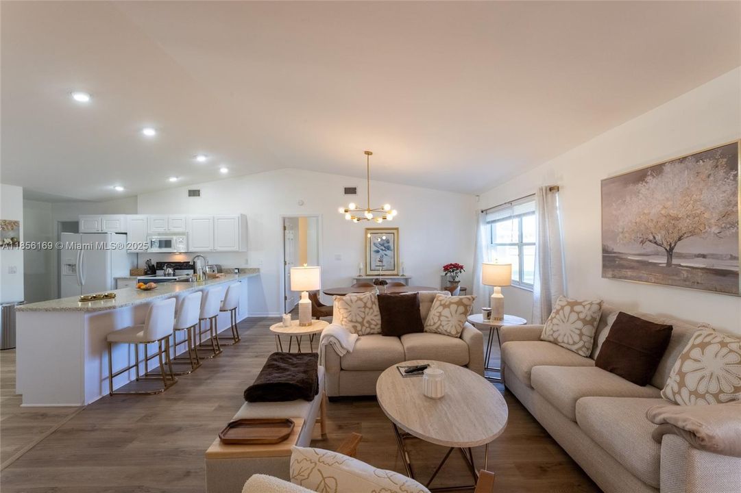 最近售出: $349,000 (3 贝兹, 2 浴室, 1694 平方英尺)