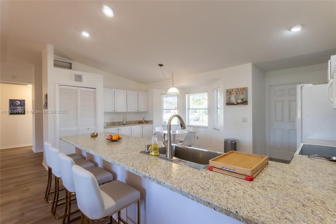 最近售出: $349,000 (3 贝兹, 2 浴室, 1694 平方英尺)