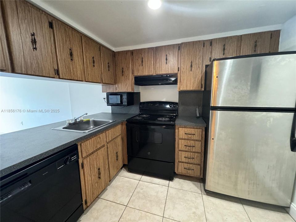 For Sale: $165,000 (1 beds, 1 baths, 658 Square Feet)