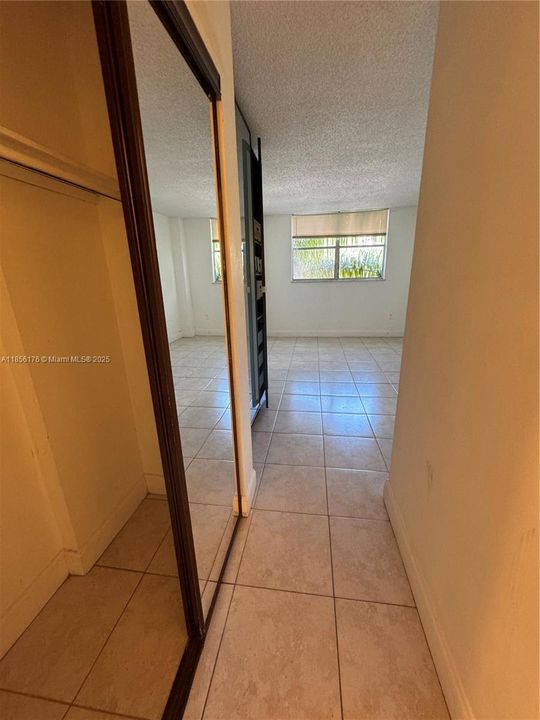 For Sale: $165,000 (1 beds, 1 baths, 658 Square Feet)