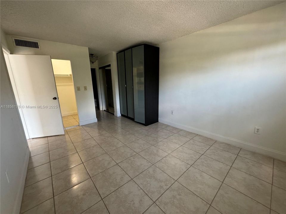 For Sale: $165,000 (1 beds, 1 baths, 658 Square Feet)