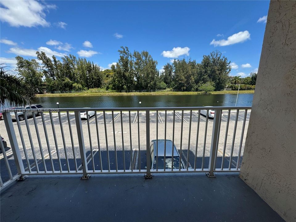 For Sale: $165,000 (1 beds, 1 baths, 658 Square Feet)