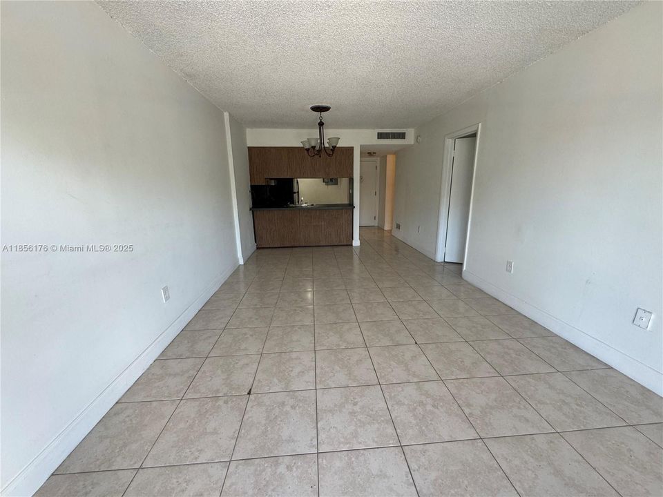For Sale: $165,000 (1 beds, 1 baths, 658 Square Feet)