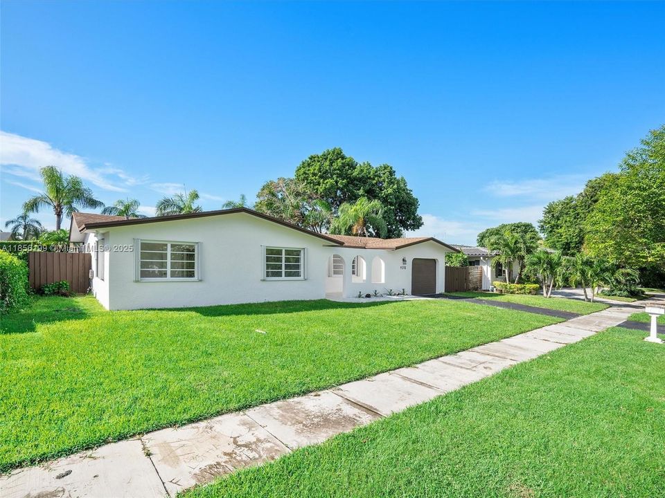 最近售出: $825,000 (3 贝兹, 2 浴室, 1633 平方英尺)