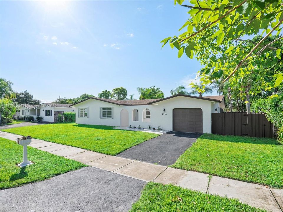 最近售出: $825,000 (3 贝兹, 2 浴室, 1633 平方英尺)