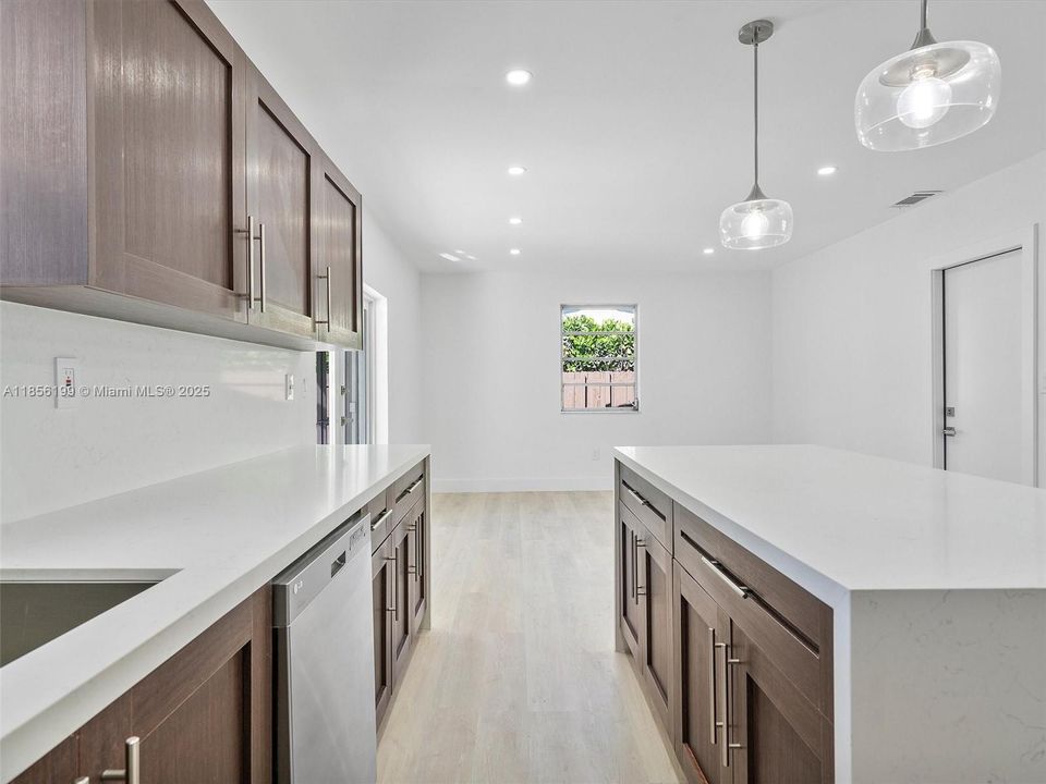 最近售出: $825,000 (3 贝兹, 2 浴室, 1633 平方英尺)