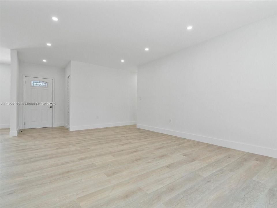 最近售出: $825,000 (3 贝兹, 2 浴室, 1633 平方英尺)