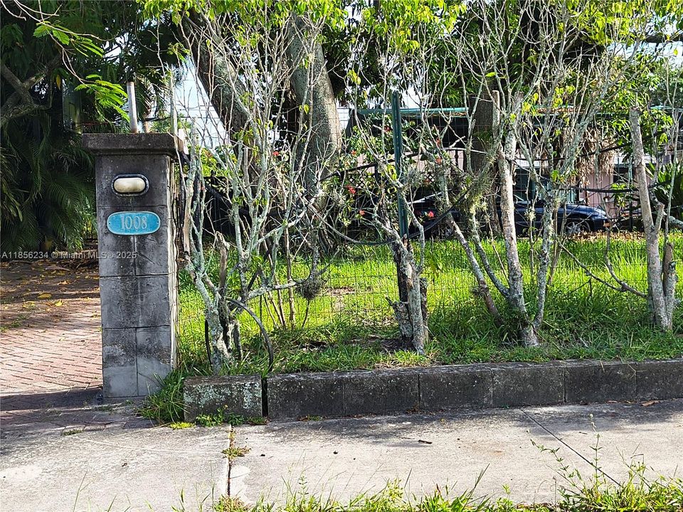 Recently Sold: $320,000 (3 beds, 2 baths, 1843 Square Feet)