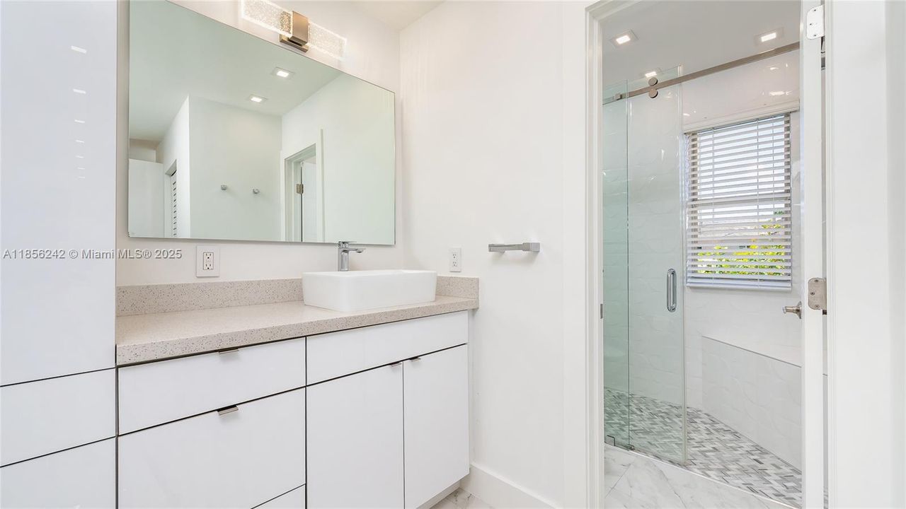 Vendido Recientemente: $785,000 (2 camas, 2 baños, 1456 Pies cuadrados)