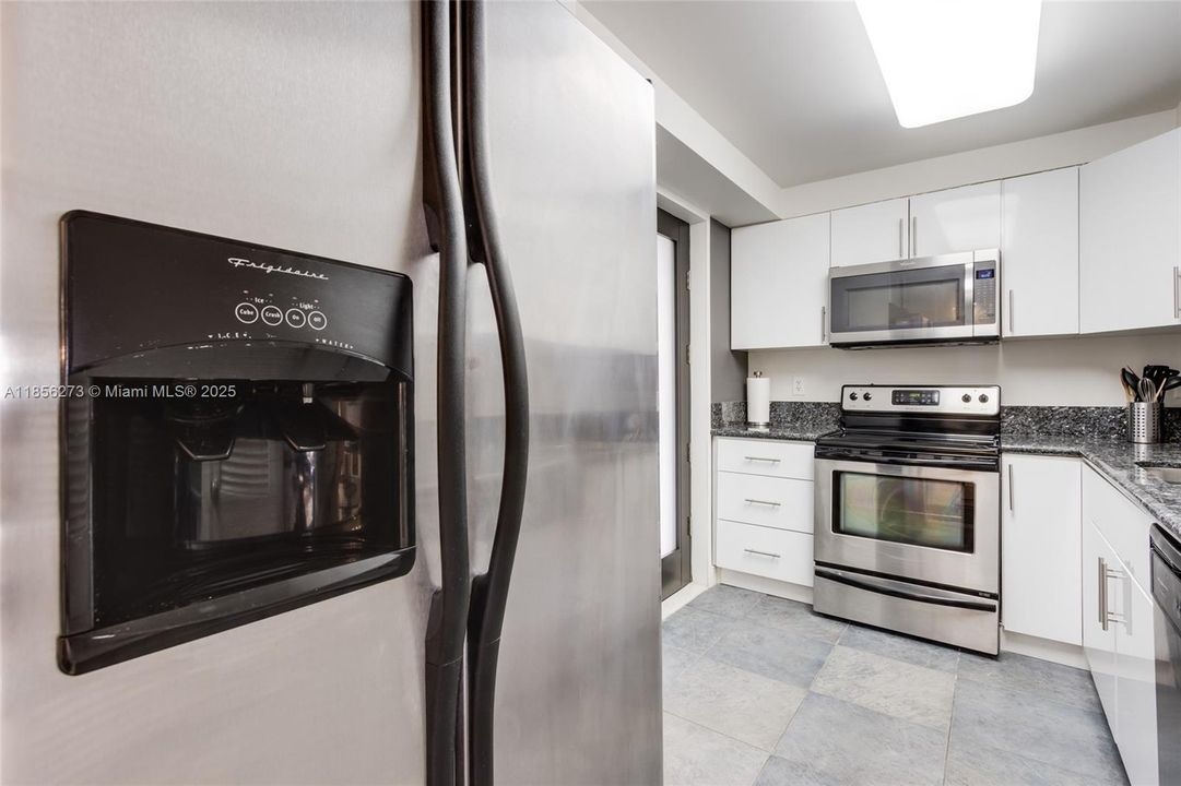 For Rent: $2,100 (1 beds, 1 baths, 887 Square Feet)