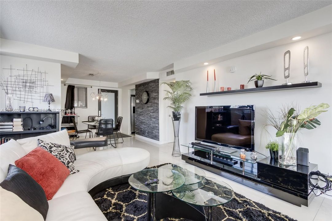 For Rent: $2,100 (1 beds, 1 baths, 887 Square Feet)