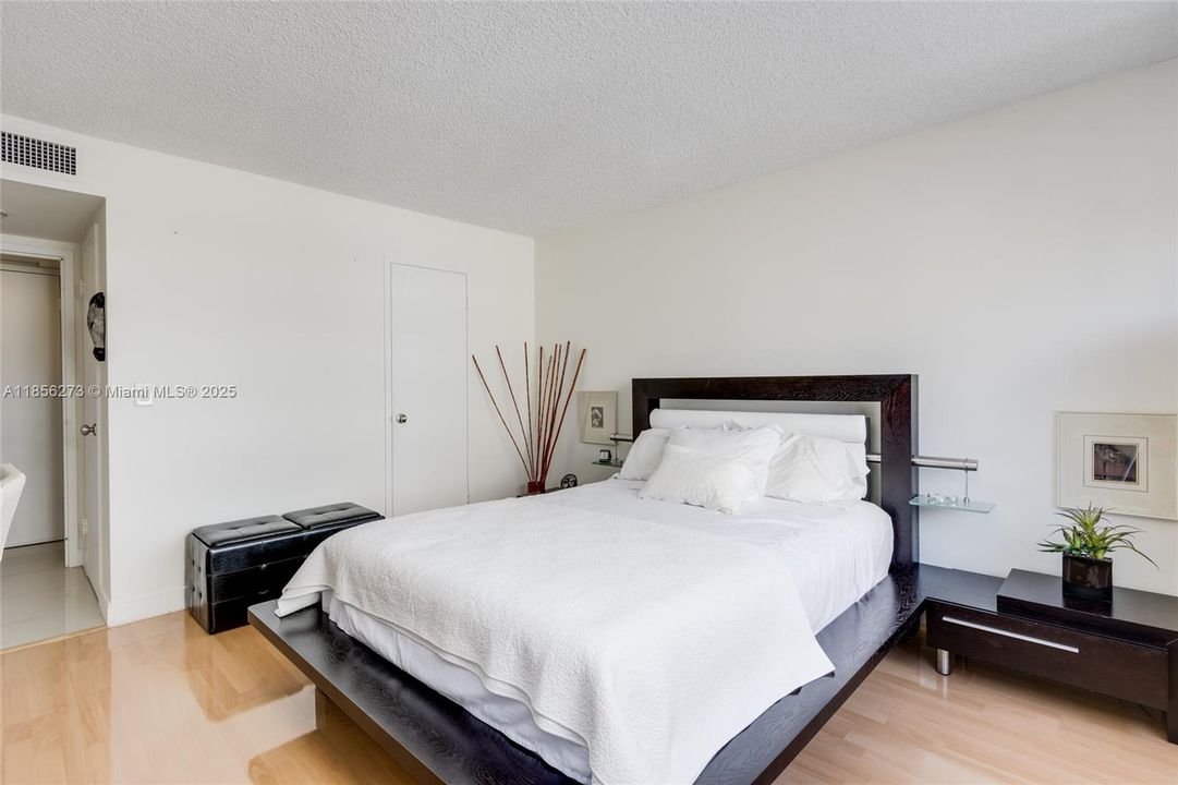 For Rent: $2,100 (1 beds, 1 baths, 887 Square Feet)