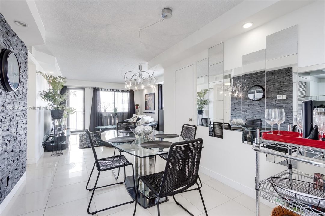 For Rent: $2,100 (1 beds, 1 baths, 887 Square Feet)