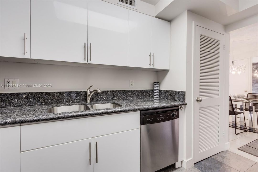 For Rent: $2,100 (1 beds, 1 baths, 887 Square Feet)