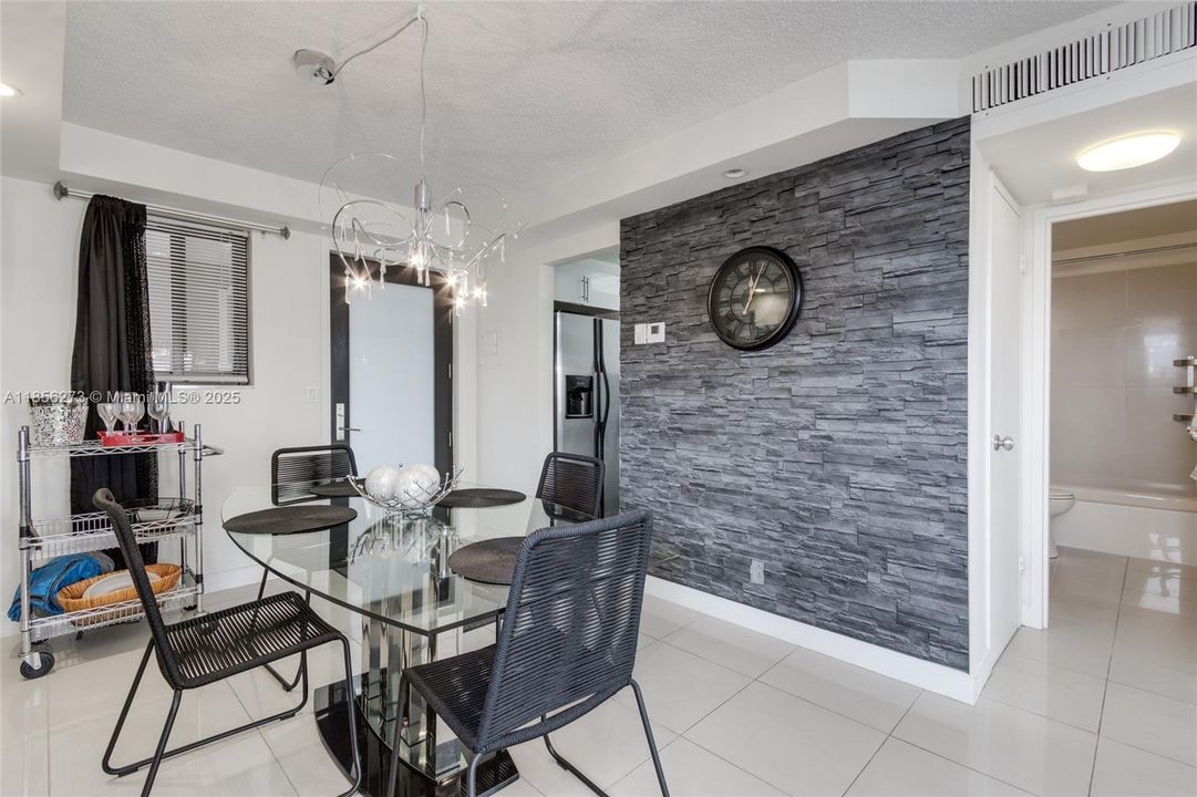 For Rent: $2,100 (1 beds, 1 baths, 887 Square Feet)