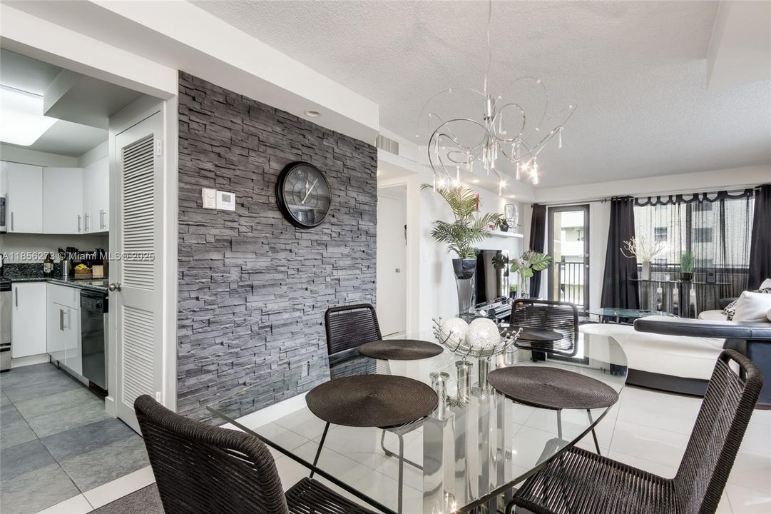 For Rent: $2,100 (1 beds, 1 baths, 887 Square Feet)