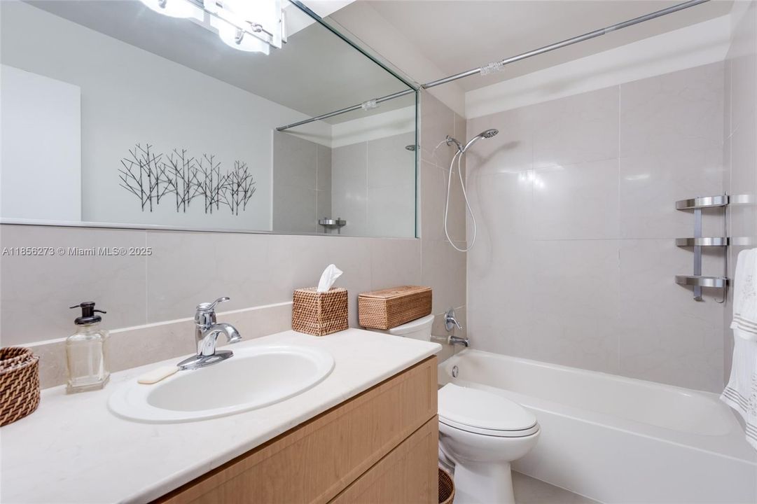 For Rent: $2,100 (1 beds, 1 baths, 887 Square Feet)