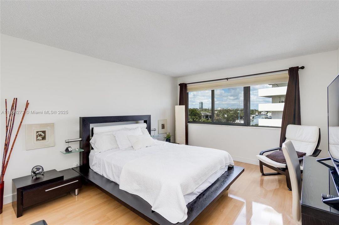 For Rent: $2,100 (1 beds, 1 baths, 887 Square Feet)