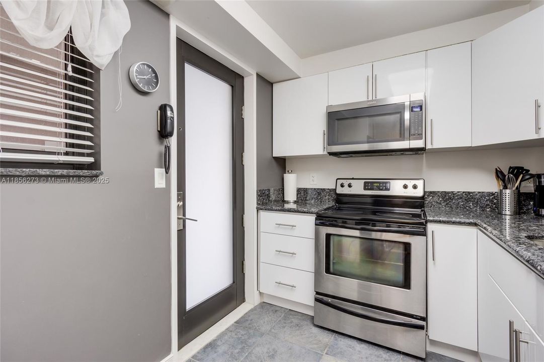 For Rent: $2,100 (1 beds, 1 baths, 887 Square Feet)